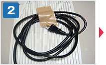 電源ケーブルをコンセントから外し、主装置本体にガムテープなどで貼りつけます。